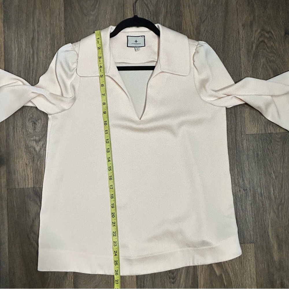 Tuckernuck Cream V-Neck Bell Sleeve Blouse Size Small - Picture 9 of 9